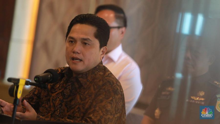 Menteri BUMN Erick Thohir dalam penyerahan pengelolaan Asset perkara Jiwasraya dan Asabri di Gedung Kejaksaan Agung, Senin (6/3/2023). (CNBC Indonesia/Muhammad Sabki)