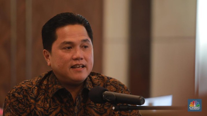 Menteri BUMN Erick Thohir dalam penyerahan pengelolaan Asset perkara Jiwasraya dan Asabri di Gedung Kejaksaan Agung, Senin (6/3/2023). (CNBC Indonesia/Muhammad Sabki)