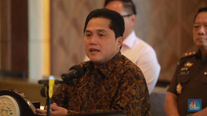 Menteri BUMN Erick Thohir dalam penyerahan pengelolaan Asset perkara Jiwasraya dan Asabri di Gedung Kejaksaan Agung, Senin (6/3/2023). (CNBC Indonesia/Muhammad Sabki)