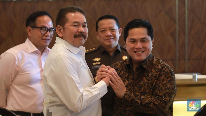 Menteri BUMN Erick Thohir dan Jaksa Agung St Burhanuddin dalam penyerahan pengelolaan Asset perkara Jiwasraya dan Asabri kepada Menteri BUMN Erick Thohir di Gedung Kejaksaan Agung, Senin (6/3/2023). (CNBC Indonesia/Muhammad Sabki) Menteri BUMN Erick Thohir dan Jaksa Agung St Burhanuddin dalam penyerahan pengelolaan Asset perkara Jiwasraya dan Asabri kepada Menteri BUMN Erick Thohir di Gedung Kejaksaan Agung, Senin (6/3/2023). (CNBC Indonesia/Muhammad Sabki)