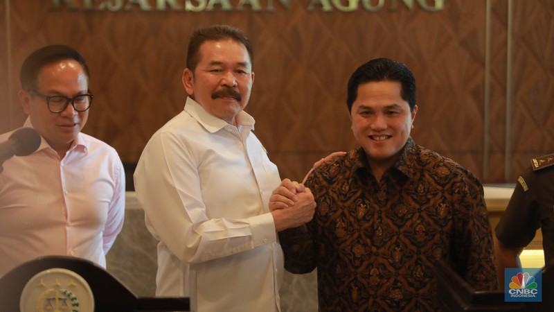 Menteri BUMN Erick Thohir dan Jaksa Agung St Burhanuddin dalam penyerahan pengelolaan Asset perkara Jiwasraya dan Asabri kepada Menteri BUMN Erick Thohir di Gedung Kejaksaan Agung, Senin (6/3/2023). (CNBC Indonesia/Muhammad Sabki) Menteri BUMN Erick Thohir dan Jaksa Agung St Burhanuddin dalam penyerahan pengelolaan Asset perkara Jiwasraya dan Asabri kepada Menteri BUMN Erick Thohir di Gedung Kejaksaan Agung, Senin (6/3/2023). (CNBC Indonesia/Muhammad Sabki)