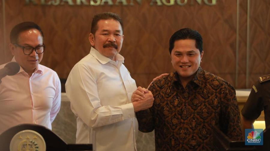 Menteri BUMN Erick Thohir dan Jaksa Agung St Burhanuddin dalam penyerahan pengelolaan Asset perkara Jiwasraya dan Asabri kepada Menteri BUMN Erick Thohir di Gedung Kejaksaan Agung, Senin (6/3/2023). (CNBC Indonesia/Muhammad Sabki)