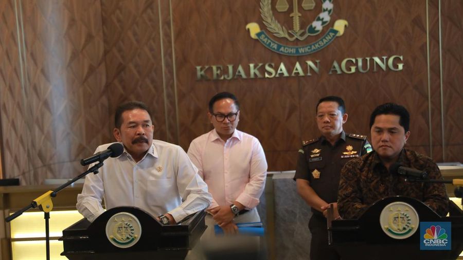 Menteri BUMN Erick Thohir dan Jaksa Agung St Burhanuddin dalam penyerahan pengelolaan Asset perkara Jiwasraya dan Asabri kepada Menteri BUMN Erick Thohir di Gedung Kejaksaan Agung, Senin (6/3/2023). (CNBC Indonesia/Muhammad Sabki)