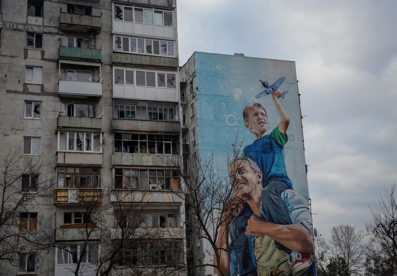 Pandangan umum menunjukkan jalan kosong dan bangunan yang rusak akibat serangan militer Rusia, saat serangan Rusia terhadap Ukraina berlanjut, di garis depan kota Bakhmut, Ukraina 3 Maret 2023. (REUTERS/Oleksandr Ratushniak)