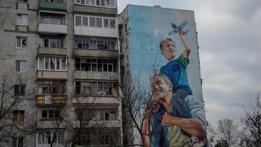 Pandangan umum menunjukkan jalan kosong dan bangunan yang rusak akibat serangan militer Rusia, saat serangan Rusia terhadap Ukraina berlanjut, di garis depan kota Bakhmut, Ukraina 3 Maret 2023. (REUTERS/Oleksandr Ratushniak)