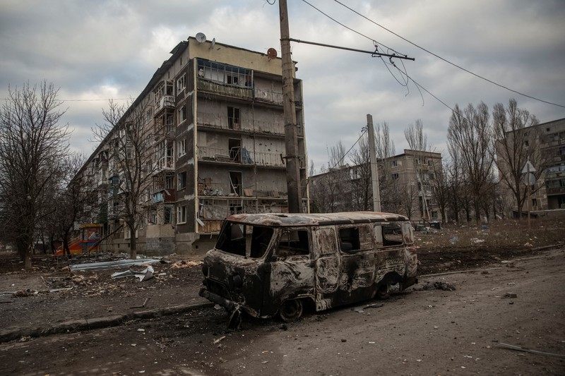 Pandangan umum menunjukkan jalan kosong dan bangunan yang rusak akibat serangan militer Rusia, saat serangan Rusia terhadap Ukraina berlanjut, di garis depan kota Bakhmut, Ukraina 3 Maret 2023. (REUTERS/Oleksandr Ratushniak)