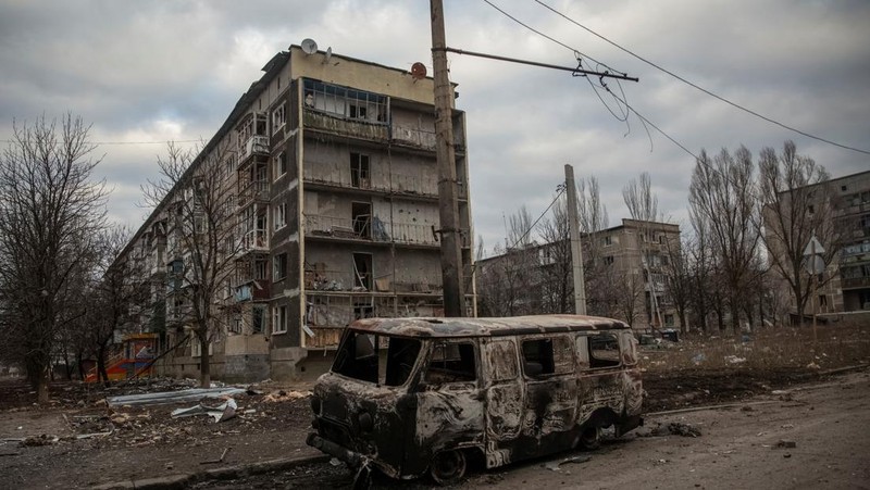 Pandangan umum menunjukkan jalan kosong dan bangunan yang rusak akibat serangan militer Rusia, saat serangan Rusia terhadap Ukraina berlanjut, di garis depan kota Bakhmut, Ukraina 3 Maret 2023. (REUTERS/Oleksandr Ratushniak)