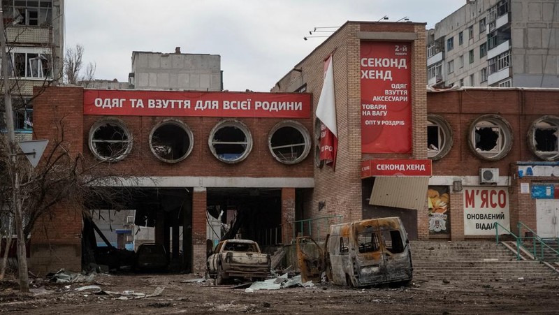 Pandangan umum menunjukkan jalan kosong dan bangunan yang rusak akibat serangan militer Rusia, saat serangan Rusia terhadap Ukraina berlanjut, di garis depan kota Bakhmut, Ukraina 3 Maret 2023. (REUTERS/Oleksandr Ratushniak)