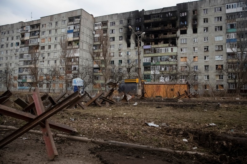 Pandangan umum menunjukkan jalan kosong dan bangunan yang rusak akibat serangan militer Rusia, saat serangan Rusia terhadap Ukraina berlanjut, di garis depan kota Bakhmut, Ukraina 3 Maret 2023. (REUTERS/Oleksandr Ratushniak)