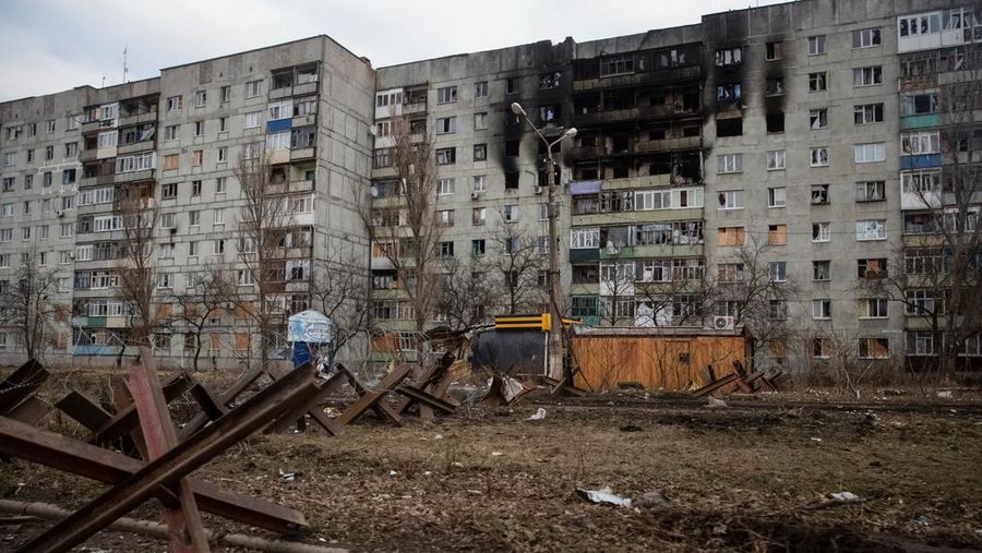 Pandangan umum menunjukkan jalan kosong dan bangunan yang rusak akibat serangan militer Rusia, saat serangan Rusia terhadap Ukraina berlanjut, di garis depan kota Bakhmut, Ukraina 3 Maret 2023. (REUTERS/Oleksandr Ratushniak)