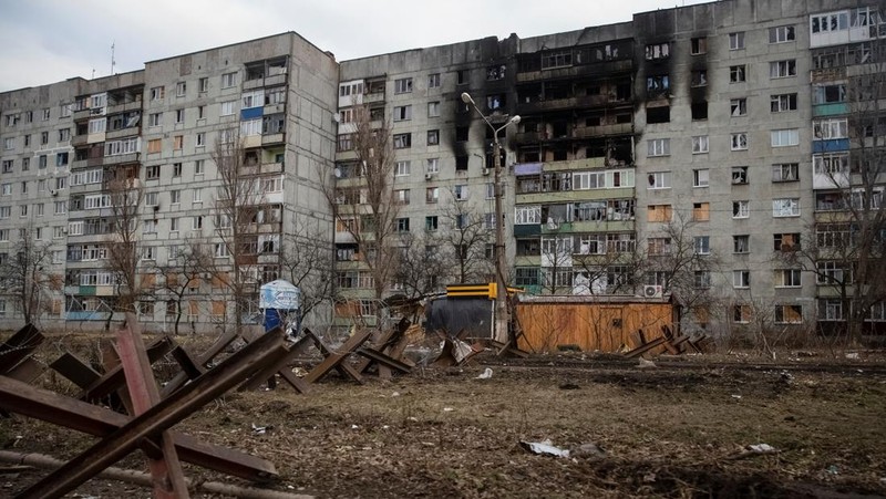 Pandangan umum menunjukkan jalan kosong dan bangunan yang rusak akibat serangan militer Rusia, saat serangan Rusia terhadap Ukraina berlanjut, di garis depan kota Bakhmut, Ukraina 3 Maret 2023. (REUTERS/Oleksandr Ratushniak)