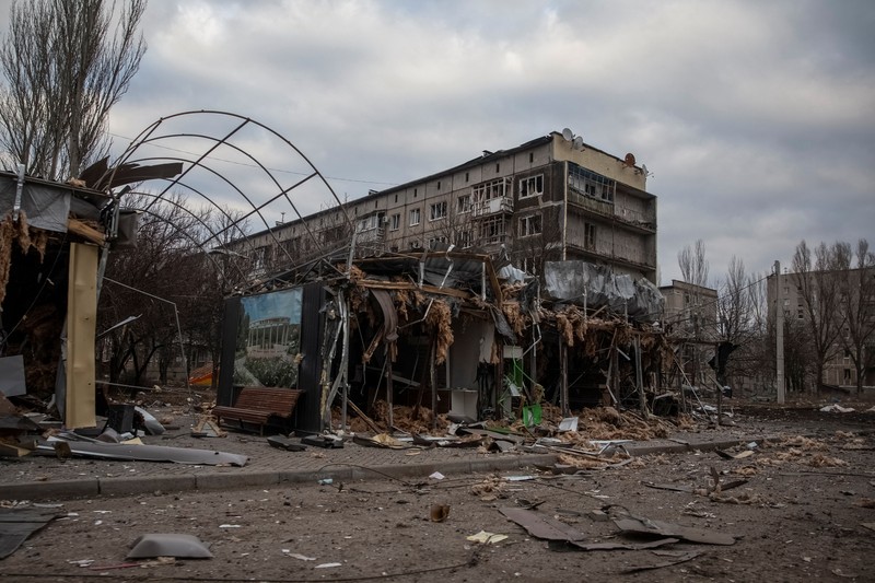 Pandangan umum menunjukkan jalan kosong dan bangunan yang rusak akibat serangan militer Rusia, saat serangan Rusia terhadap Ukraina berlanjut, di garis depan kota Bakhmut, Ukraina 3 Maret 2023. Pandangan umum menunjukkan jalan kosong dan bangunan yang rusak akibat serangan militer Rusia, saat serangan Rusia terhadap Ukraina berlanjut, di garis depan kota Bakhmut, Ukraina 3 Maret 2023. (REUTERS/Oleksandr Ratushniak)