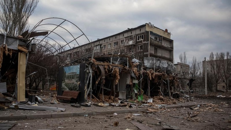 Pandangan umum menunjukkan jalan kosong dan bangunan yang rusak akibat serangan militer Rusia, saat serangan Rusia terhadap Ukraina berlanjut, di garis depan kota Bakhmut, Ukraina 3 Maret 2023. (REUTERS/Oleksandr Ratushniak)
