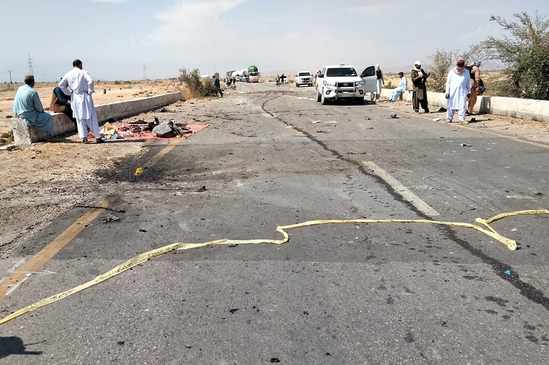 Tentara dan sukarelawan paramiliter bekerja di lokasi bom bunuh diri, di Sibi, sebuah distrik di provinsi Baluchistan Pakistan, Senin, 6 Maret 2023. Seorang pembom bunuh diri yang mengendarai sepeda motor menabrak truk polisi di barat daya Pakistan yang bergolak, menewaskan dan membunuh. melukai petugas polisi dalam salah satu serangan paling mematikan terhadap pasukan keamanan dalam beberapa bulan terakhir, kata pihak berwenang. (AP Photo/Saeed-ud-Din)