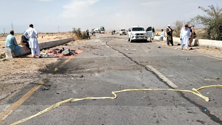 Petugas keamanan memeriksa lokasi setelah serangan bunuh diri terhadap truk polisi di dekat Dhadar, kota utama distrik Kachhi, sekitar 120 km tenggara Quetta di provinsi Balochistan pada 6 Maret 2023. Petugas keamanan memeriksa lokasi setelah serangan bunuh diri terhadap truk polisi di dekat Dhadar, kota utama distrik Kachhi, sekitar 120 km tenggara Quetta di provinsi Balochistan pada 6 Maret 2023. - Seorang pembom bunuh diri menewaskan sembilan petugas polisi dan melukai 16 lainnya pada 6 Maret dalam serangan terhadap truk mereka di barat daya Pakistan, kata para pejabat. (MOHAMMAD ASLAM/AFP via Getty Images)
