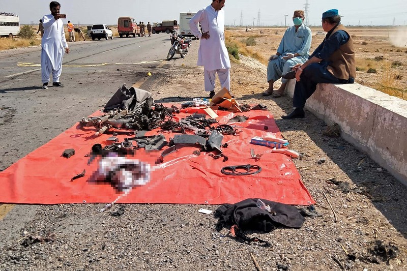 Tentara dan sukarelawan paramiliter bekerja di lokasi bom bunuh diri, di Sibi, sebuah distrik di provinsi Baluchistan Pakistan, Senin, 6 Maret 2023. Seorang pembom bunuh diri yang mengendarai sepeda motor menabrak truk polisi di barat daya Pakistan yang bergolak, menewaskan dan membunuh. melukai petugas polisi dalam salah satu serangan paling mematikan terhadap pasukan keamanan dalam beberapa bulan terakhir, kata pihak berwenang. (AP Photo/Saeed-ud-Din)