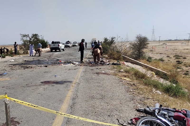 Tentara dan sukarelawan paramiliter bekerja di lokasi bom bunuh diri, di Sibi, sebuah distrik di provinsi Baluchistan Pakistan, Senin, 6 Maret 2023. Seorang pembom bunuh diri yang mengendarai sepeda motor menabrak truk polisi di barat daya Pakistan yang bergolak, menewaskan dan membunuh. melukai petugas polisi dalam salah satu serangan paling mematikan terhadap pasukan keamanan dalam beberapa bulan terakhir, kata pihak berwenang. (AP Photo/Saeed-ud-Din)