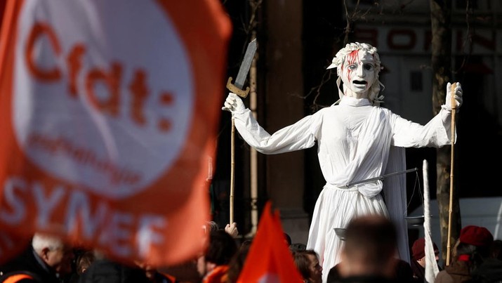 Ribuan serikat buruh CFDT melakukan demonstrasi menentang rencana reformasi pensiun pemerintah Prancis di Paris sebagai bagian dari hari kelima pemogokan dan protes nasional di Prancis, 16 Februari 2023. (REUTERS/BENOIT TESSIER) Ribuan serikat buruh CFDT melakukan demonstrasi menentang rencana reformasi pensiun pemerintah Prancis di Paris sebagai bagian dari hari kelima pemogokan dan protes nasional di Prancis, 16 Februari 2023. (REUTERS/BENOIT TESSIER)