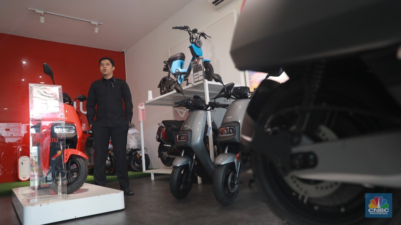 Salah satu pegawai mekanik motor listrik melihat motor listrik di salah satu showroom di kawasan Arteri, Senin (11/10/2022). Salah satu pegawai mekanik motor listrik melihat motor listrik di salah satu showroom di kawasan Arteri, Senin (11/10/2022). (CNBC Indonesia/ Muhammad Sabki)