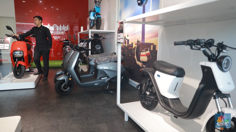 Salah satu pegawai mekanik motor listrik melihat motor listrik di salah satu showroom di kawasan Arteri, Senin (11/10/2022). Salah satu pegawai mekanik motor listrik melihat motor listrik di salah satu showroom di kawasan Arteri, Senin (11/10/2022). (CNBC Indonesia/ Muhammad Sabki)
