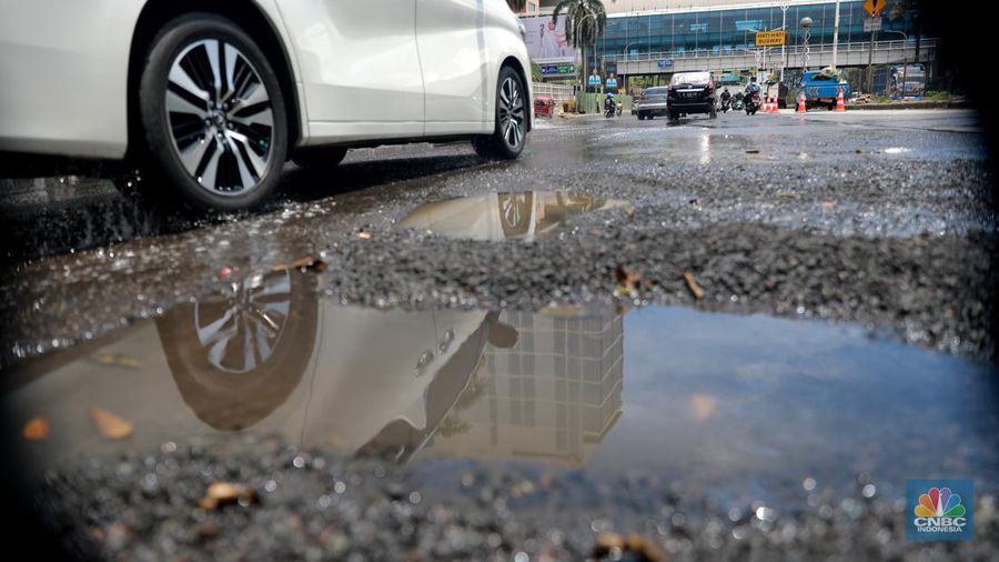 Sejumlah kendaraan melintas di kawasan jalan berlubang di Jalan Metro Pondok Indah, Jakarta, Senin, 6/3. Ruas jalan tersbut terlihat terdapat jalan yang berlubang dan basah sehingga dapat membahayakan pengguna jalan. (CNBC Indonesia/ Muhammad Sabki)