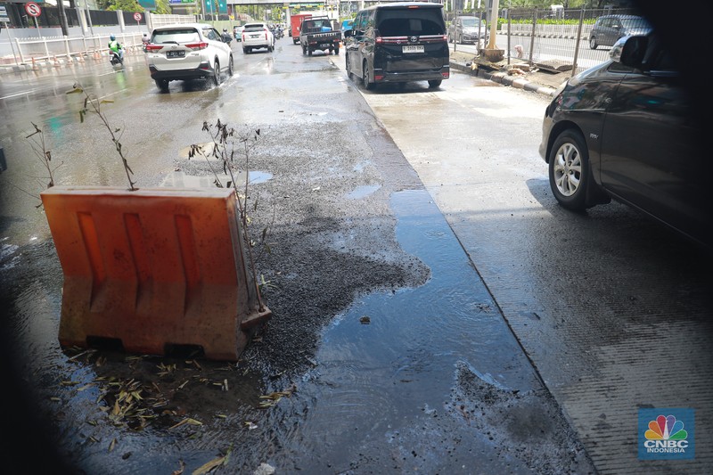 Sejumlah kendaraan melintas di kawasan jalan berlubang di Jalan Metro Pondok Indah, Jakarta, Senin, 6/3. Ruas jalan tersbut terlihat terdapat jalan yang berlubang dan basah sehingga dapat membahayakan pengguna jalan. Sejumlah kendaraan melintas di kawasan jalan berlubang di Jalan Metro Pondok Indah, Jakarta, Senin, 6/3. Ruas jalan tersbut terlihat terdapat jalan yang berlubang dan basah sehingga dapat membahayakan pengguna jalan. (CNBC Indonesia/ Muhammad Sabki)