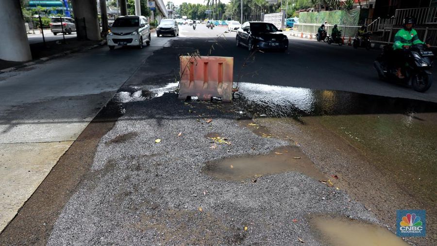 Sejumlah kendaraan melintas di kawasan jalan berlubang di Jalan Metro Pondok Indah, Jakarta, Senin, 6/3. Ruas jalan tersbut terlihat terdapat jalan yang berlubang dan basah sehingga dapat membahayakan pengguna jalan. (CNBC Indonesia/ Muhammad Sabki)