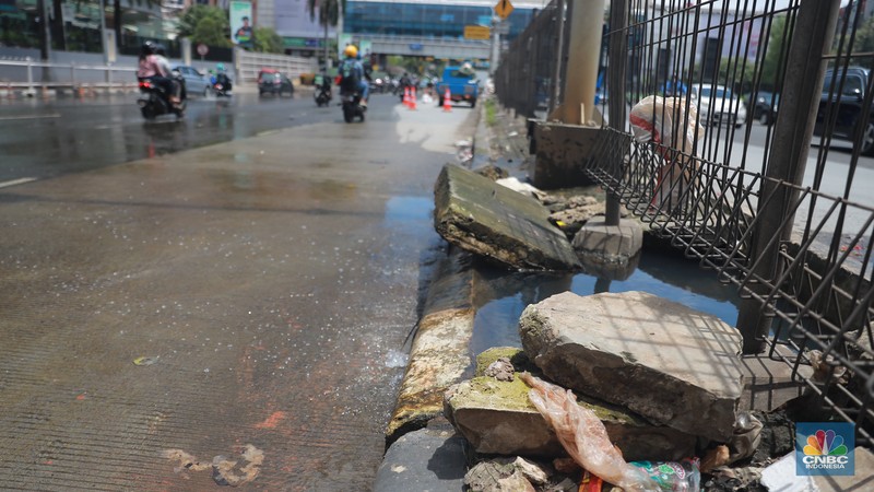 Sejumlah kendaraan melintas di kawasan jalan berlubang di Jalan Metro Pondok Indah, Jakarta, Senin, 6/3. Ruas jalan tersbut terlihat terdapat jalan yang berlubang dan basah sehingga dapat membahayakan pengguna jalan. Sejumlah kendaraan melintas di kawasan jalan berlubang di Jalan Metro Pondok Indah, Jakarta, Senin, 6/3. Ruas jalan tersbut terlihat terdapat jalan yang berlubang dan basah sehingga dapat membahayakan pengguna jalan. (CNBC Indonesia/ Muhammad Sabki)
