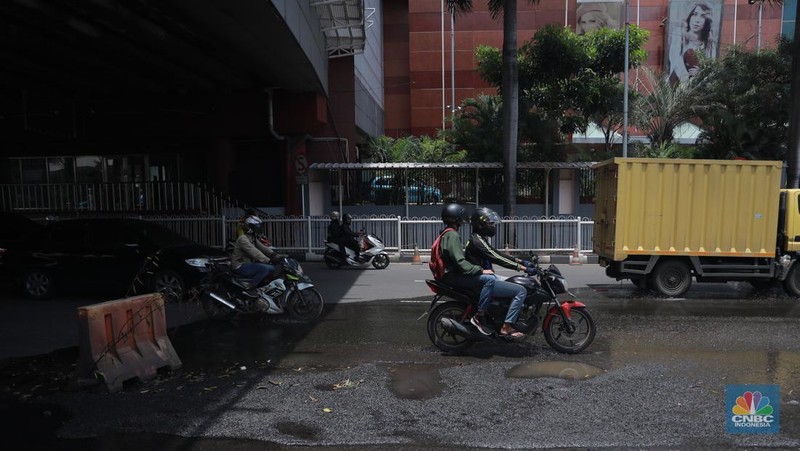 Sejumlah kendaraan melintas di kawasan jalan berlubang di Jalan Metro Pondok Indah, Jakarta, Senin, 6/3. Ruas jalan tersbut terlihat terdapat jalan yang berlubang dan basah sehingga dapat membahayakan pengguna jalan. (CNBC Indonesia/ Muhammad Sabki)