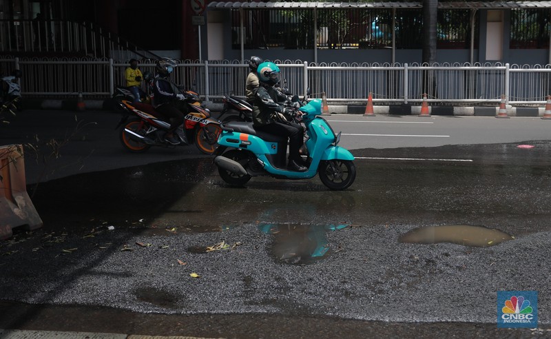 Sejumlah kendaraan melintas di kawasan jalan berlubang di Jalan Metro Pondok Indah, Jakarta, Senin, 6/3. Ruas jalan tersbut terlihat terdapat jalan yang berlubang dan basah sehingga dapat membahayakan pengguna jalan. Sejumlah kendaraan melintas di kawasan jalan berlubang di Jalan Metro Pondok Indah, Jakarta, Senin, 6/3. Ruas jalan tersbut terlihat terdapat jalan yang berlubang dan basah sehingga dapat membahayakan pengguna jalan. (CNBC Indonesia/ Muhammad Sabki)