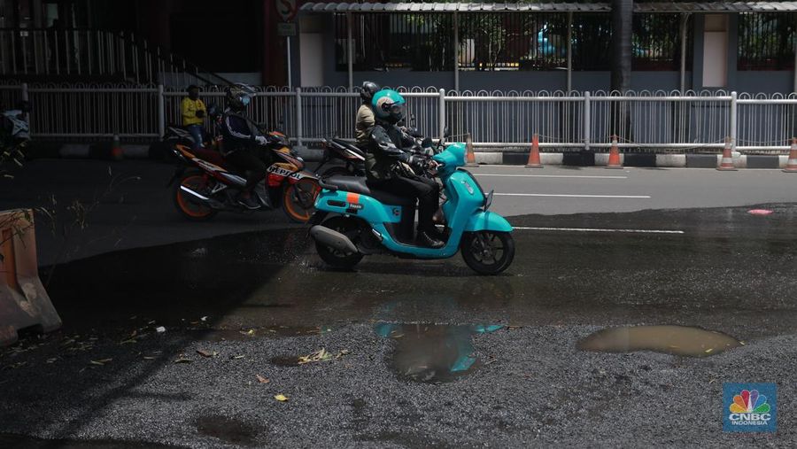 Sejumlah kendaraan melintas di kawasan jalan berlubang di Jalan Metro Pondok Indah, Jakarta, Senin, 6/3. Ruas jalan tersbut terlihat terdapat jalan yang berlubang dan basah sehingga dapat membahayakan pengguna jalan. (CNBC Indonesia/ Muhammad Sabki)