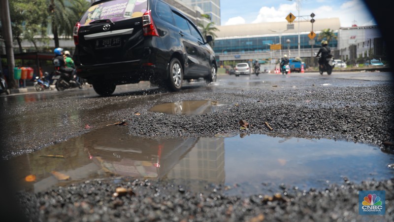 Sejumlah kendaraan melintas di kawasan jalan berlubang di Jalan Metro Pondok Indah, Jakarta, Senin, 6/3. Ruas jalan tersbut terlihat terdapat jalan yang berlubang dan basah sehingga dapat membahayakan pengguna jalan. Sejumlah kendaraan melintas di kawasan jalan berlubang di Jalan Metro Pondok Indah, Jakarta, Senin, 6/3. Ruas jalan tersbut terlihat terdapat jalan yang berlubang dan basah sehingga dapat membahayakan pengguna jalan. (CNBC Indonesia/ Muhammad Sabki)