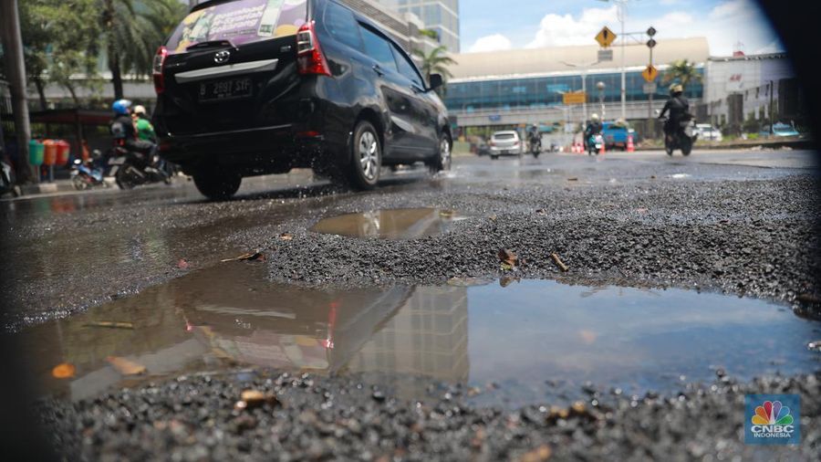 Sejumlah kendaraan melintas di kawasan jalan berlubang di Jalan Metro Pondok Indah, Jakarta, Senin, 6/3. Ruas jalan tersbut terlihat terdapat jalan yang berlubang dan basah sehingga dapat membahayakan pengguna jalan. (CNBC Indonesia/ Muhammad Sabki)