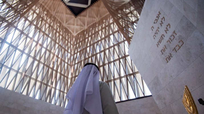Seorang anggota media mengunjungi Sinagoga Moses Ben Maimon selama tur di Rumah Keluarga Abraham di Abu Dhabi pada 21 Februari 2023. Seorang anggota media mengunjungi Sinagoga Moses Ben Maimon selama tur di Rumah Keluarga Abraham di Abu Dhabi pada 21 Februari 2023. - Uni Emirat Arab telah membuka pusat yang menampung masjid, gereja, dan sinagog resmi pertama di negara itu dengan tujuan untuk mempromosikan koeksistensi antaragama di negara Muslim. (RYAN LIM/AFP via Getty Images)