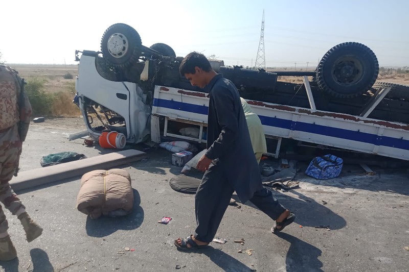 Tentara dan sukarelawan paramiliter bekerja di lokasi bom bunuh diri, di Sibi, sebuah distrik di provinsi Baluchistan Pakistan, Senin, 6 Maret 2023. Seorang pembom bunuh diri yang mengendarai sepeda motor menabrak truk polisi di barat daya Pakistan yang bergolak, menewaskan dan membunuh. melukai petugas polisi dalam salah satu serangan paling mematikan terhadap pasukan keamanan dalam beberapa bulan terakhir, kata pihak berwenang. (AP Photo/Saeed-ud-Din)