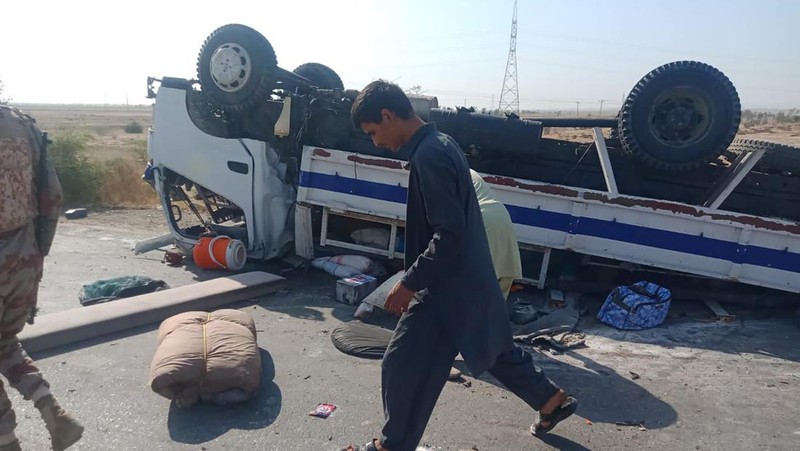 Tentara dan sukarelawan paramiliter bekerja di lokasi bom bunuh diri, di Sibi, sebuah distrik di provinsi Baluchistan Pakistan, Senin, 6 Maret 2023. Seorang pembom bunuh diri yang mengendarai sepeda motor menabrak truk polisi di barat daya Pakistan yang bergolak, menewaskan dan membunuh. melukai petugas polisi dalam salah satu serangan paling mematikan terhadap pasukan keamanan dalam beberapa bulan terakhir, kata pihak berwenang. (AP Photo/Saeed-ud-Din)