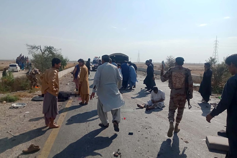 Tentara dan sukarelawan paramiliter bekerja di lokasi bom bunuh diri, di Sibi, sebuah distrik di provinsi Baluchistan Pakistan, Senin, 6 Maret 2023. Tentara dan sukarelawan paramiliter bekerja di lokasi bom bunuh diri, di Sibi, sebuah distrik di provinsi Baluchistan Pakistan, Senin, 6 Maret 2023. Seorang pembom bunuh diri yang mengendarai sepeda motor menabrak truk polisi di barat daya Pakistan yang bergolak, menewaskan dan membunuh. melukai petugas polisi dalam salah satu serangan paling mematikan terhadap pasukan keamanan dalam beberapa bulan terakhir, kata pihak berwenang. (AP Photo/Saeed-ud-Din)