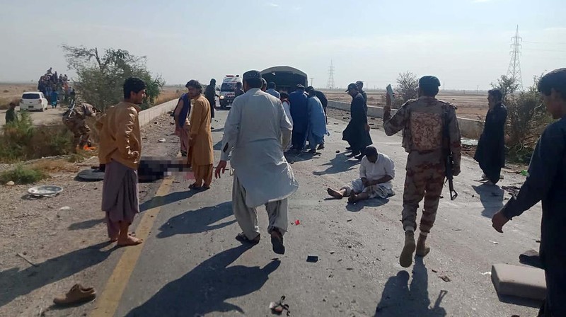 Tentara dan sukarelawan paramiliter bekerja di lokasi bom bunuh diri, di Sibi, sebuah distrik di provinsi Baluchistan Pakistan, Senin, 6 Maret 2023. Seorang pembom bunuh diri yang mengendarai sepeda motor menabrak truk polisi di barat daya Pakistan yang bergolak, menewaskan dan membunuh. melukai petugas polisi dalam salah satu serangan paling mematikan terhadap pasukan keamanan dalam beberapa bulan terakhir, kata pihak berwenang. (AP Photo/Saeed-ud-Din)