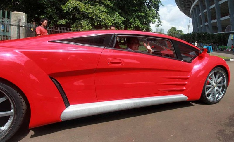 Dahlan Iskan menjajal mobil Tucuxi warna merah di kompleks Gelora Bung Karno (GBK), Jakarta, Minggu (13/12/2012). (detikcom/Ari Saputra) Dahlan Iskan menjajal mobil Tucuxi warna merah di kompleks Gelora Bung Karno (GBK), Jakarta, Minggu (13/12/2012). (detikcom/Ari Saputra)