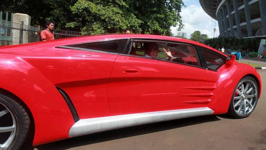 Dahlan Iskan menjajal mobil Tucuxi warna merah di kompleks Gelora Bung Karno (GBK), Jakarta, Minggu (13/12/2012). (detikcom/Ari Saputra)