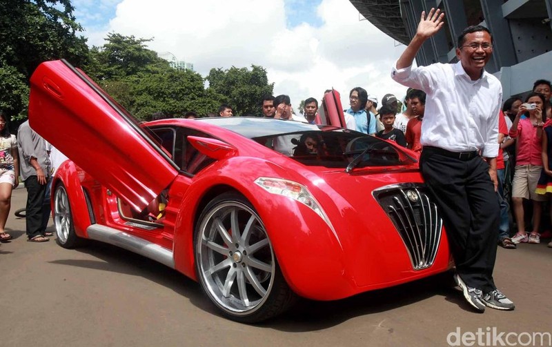 Dahlan Iskan menjajal mobil Tucuxi warna merah di kompleks Gelora Bung Karno (GBK), Jakarta, Minggu (13/12/2012). (detikcom/Ari Saputra)