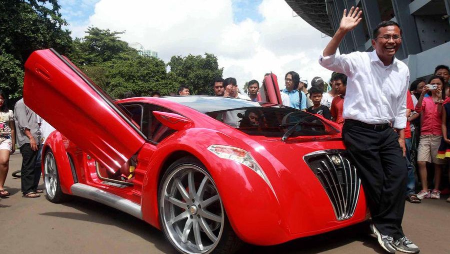 Dahlan Iskan menjajal mobil Tucuxi warna merah di kompleks Gelora Bung Karno (GBK), Jakarta, Minggu (13/12/2012). (detikcom/Ari Saputra)