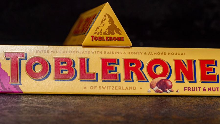 Dalam ilustrasi foto ini, cokelat Toblerone dengan buah & kacang ditampilkan dengan latar belakang hitam. (Illustration by Valera Golovniov/SOPA Images/LightRocket via Getty Images)