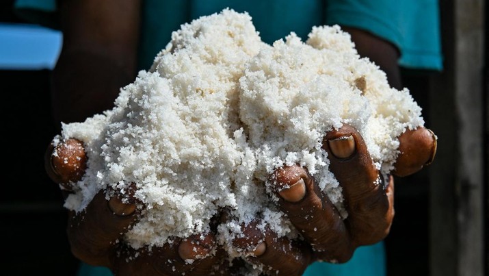 Garam diolah dengan cara tradisional di sebuah peternakan di Lamnga, pinggiran Banda Aceh (7/3/2023) Maret 2023. (CHAIDEER MAHYUDDIN/AFP via Getty Images)