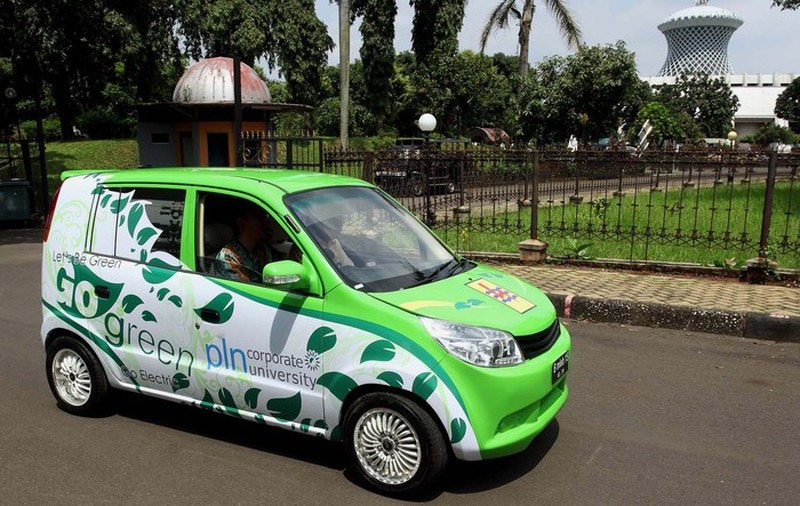 Dahlan Iskan menjajal mobil Tucuxi warna merah di kompleks Gelora Bung Karno (GBK), Jakarta, Minggu (13/12/2012). (detikcom/Ari Saputra) Dahlan Iskan menjajal mobil Tucuxi warna merah di kompleks Gelora Bung Karno (GBK), Jakarta, Minggu (13/12/2012). (detikcom/Ari Saputra)