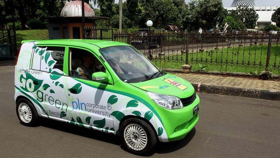 Dahlan Iskan menjajal mobil Tucuxi warna merah di kompleks Gelora Bung Karno (GBK), Jakarta, Minggu (13/12/2012). (detikcom/Ari Saputra)