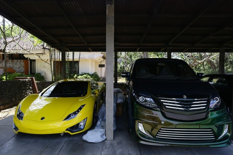 Dahlan Iskan menjajal mobil Tucuxi warna merah di kompleks Gelora Bung Karno (GBK), Jakarta, Minggu (13/12/2012). (detikcom/Ari Saputra)