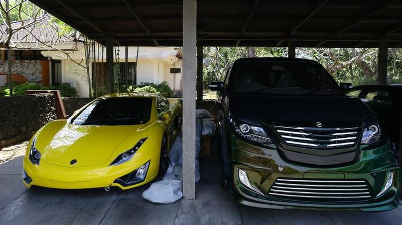 Dahlan Iskan menjajal mobil Tucuxi warna merah di kompleks Gelora Bung Karno (GBK), Jakarta, Minggu (13/12/2012). (detikcom/Ari Saputra)