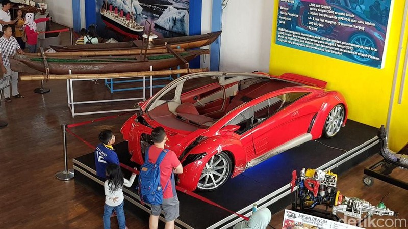 Dahlan Iskan menjajal mobil Tucuxi warna merah di kompleks Gelora Bung Karno (GBK), Jakarta, Minggu (13/12/2012). (detikcom/Ari Saputra)