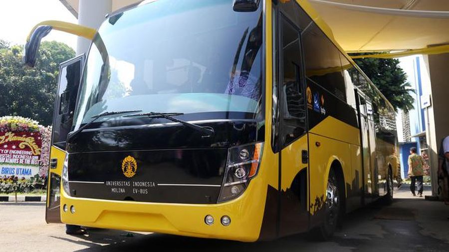 Molina UI–EV Bus diluncurkan di acara Dies Natalis Fakultas Teknik UI ke-52. Kendaraan listrik ini dikembangkan oleh Tim Mobil Listrik Nasional UI (Molina UI). (Pool/UI)